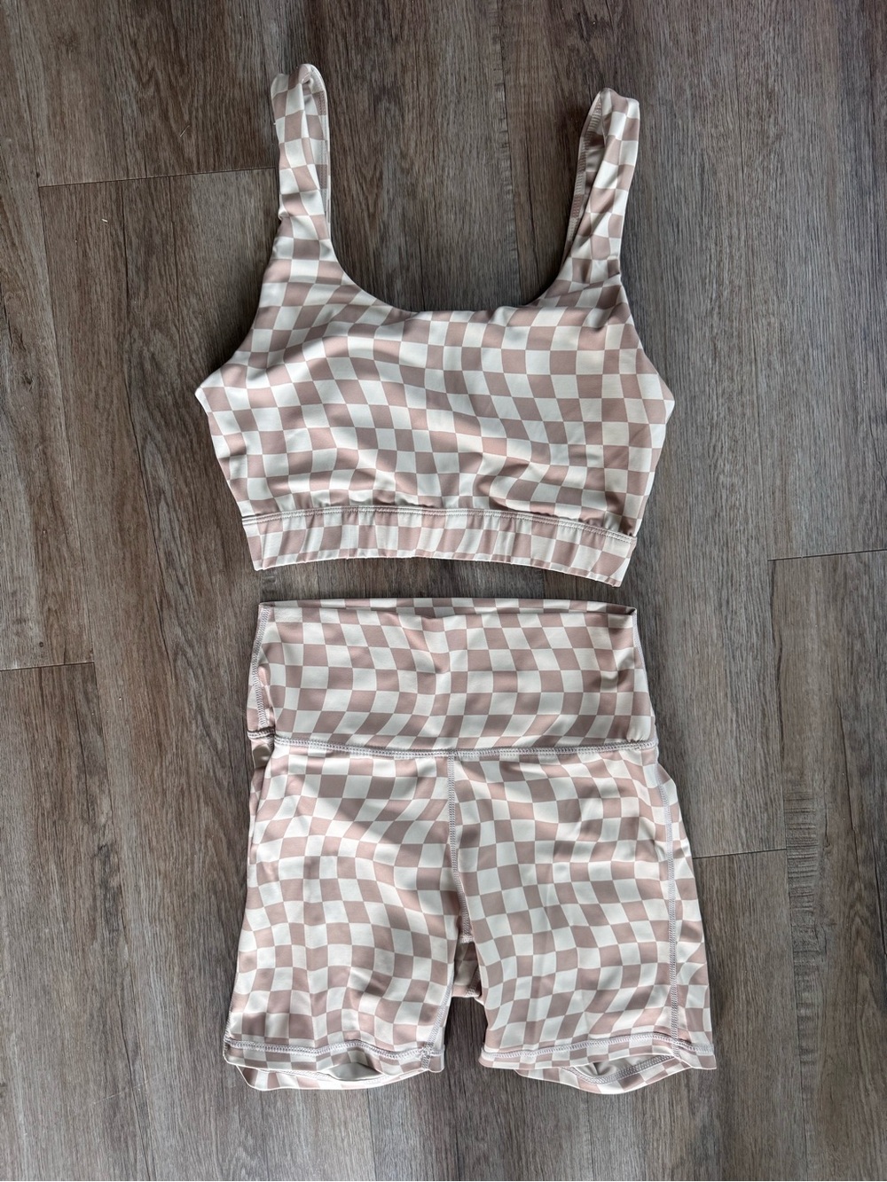 WILO Checkered Sports Bra and High-Waist Bike Shorts Set - size Medium